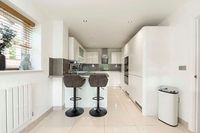 49 Heather Court, Treharris photo 2