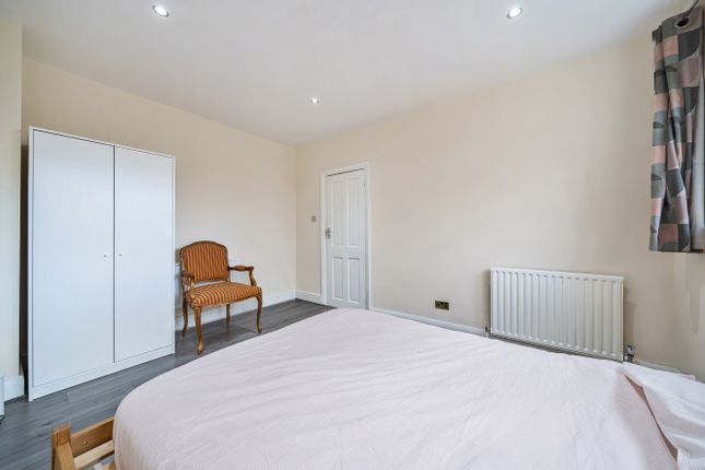 25, Longhill Road, London photo 2