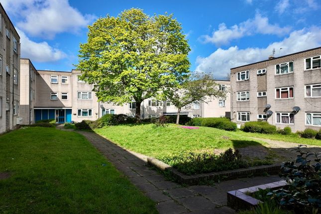 35, Caburn Court, Crawley photo 4
