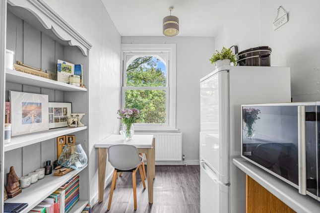Flat 3, 48, Leacroft, Staines-upon-Thames photo 4