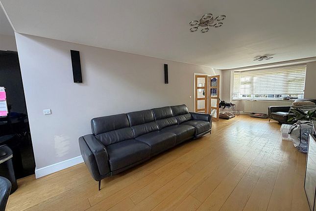 26, Heath Side, Orpington photo 3