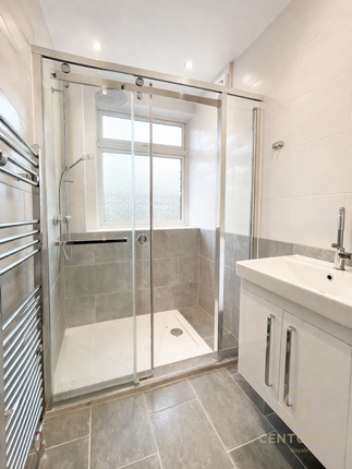42, Raeburn Avenue, SURBITON photo 3