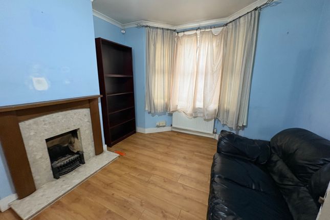 11, Golden Crescent, Hayes photo 3