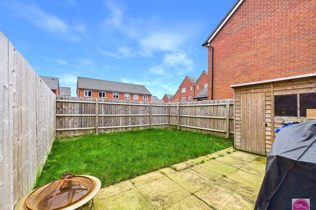 8, Magpie Close, Burton-On-Trent photo 2