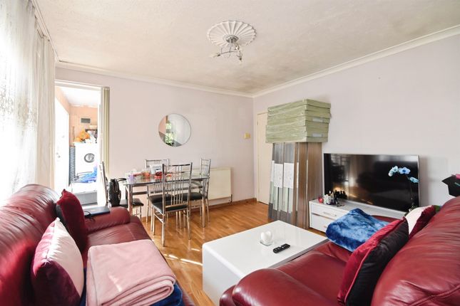 24, Oundle House, Montgomery Crescent, Romford photo 3