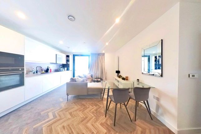2-bed flat on Apartment 806, Skyline Apartments, London, £2,800/mo