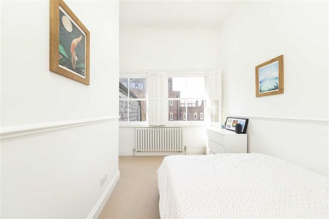 Flat for sale in Victoria Park Square, London