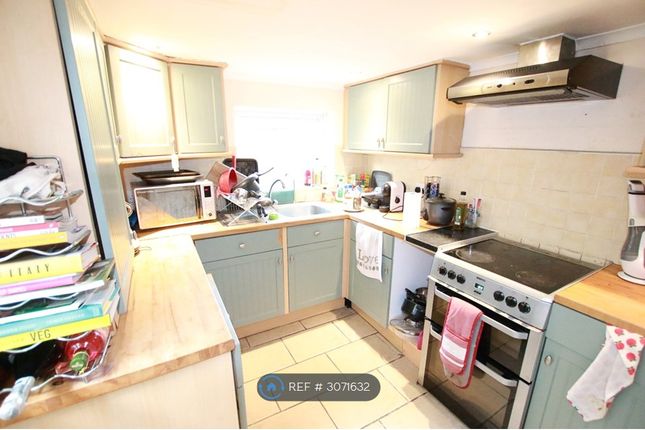 176, Donnington Gardens, Reading, Berkshire, RG1 photo 4