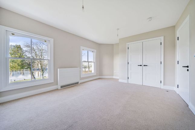 Flat to rent in Swanbrook, Thamesfield, Henley-On-Thames, Oxfordshire