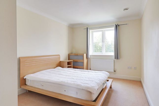 Flat to rent in Brookbank Close, Cheltenham