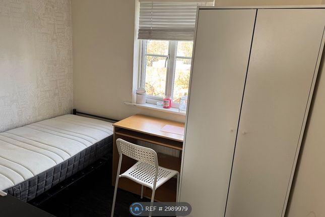 Henry Addlington Close, Beckton, London photo 5