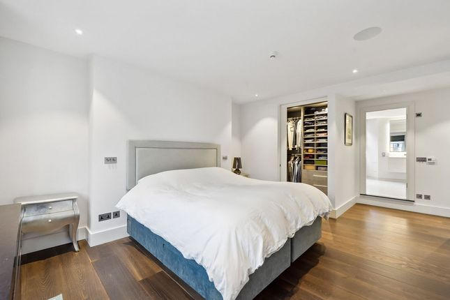 Flat for sale in Cheyne Court, London