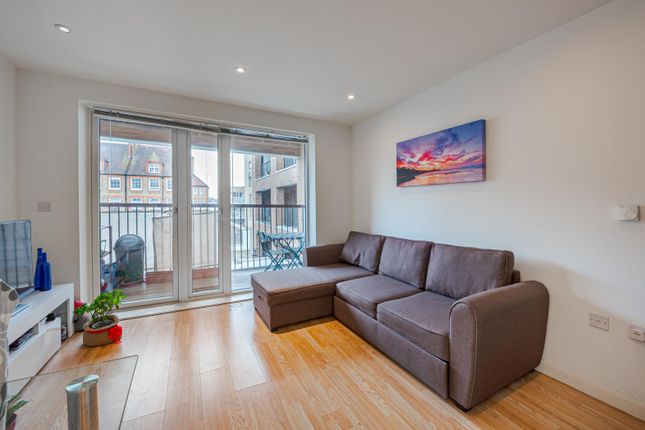 Flat to rent in Battersea Park Road, London