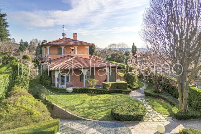 Villa for sale in Como, Casnate Con Bernate, Como, Lombardy, Italy