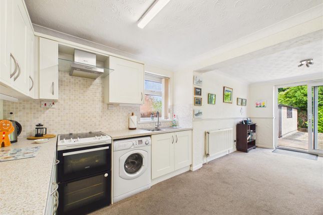 2, Hawthorn Close, Newport photo 2