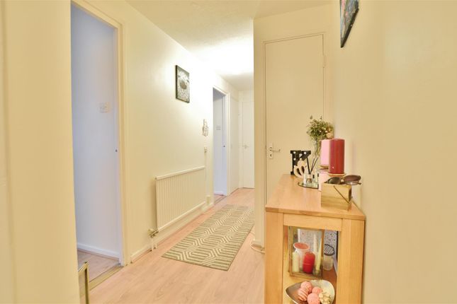 36, Pennine Road, Slough photo 3