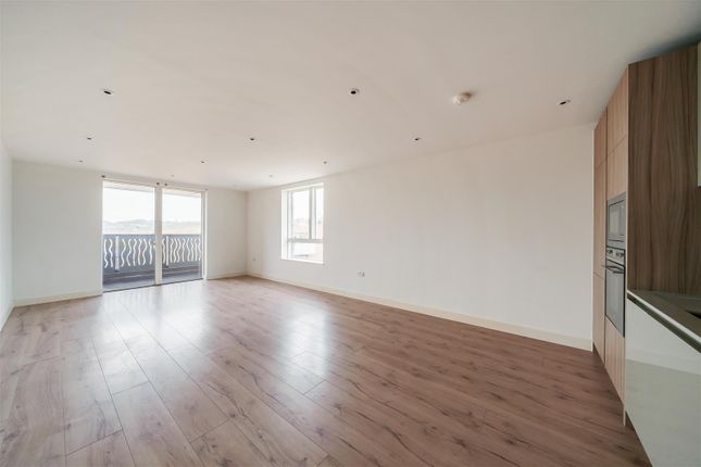 Flat to rent in Lang Court, Smithfield Square, Hornsey