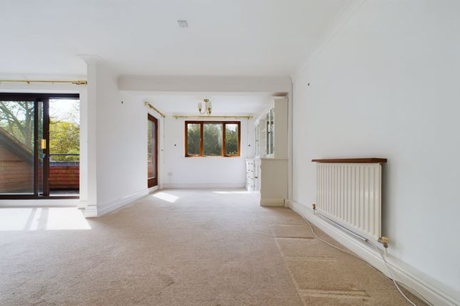 Flat for sale in The Avenue, Tadworth