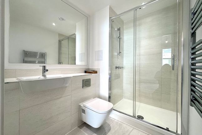 83J Umber House, Lismore Boulevard, London photo 5