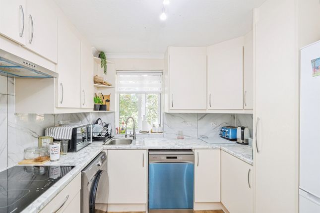 6, Priory Court, 169, Sparrows Herne, Bushey photo 4