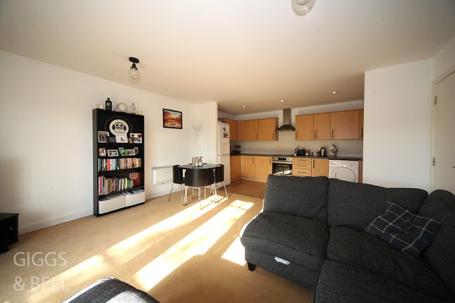 Flat for sale in Holly Street, Luton, Bedfordshire