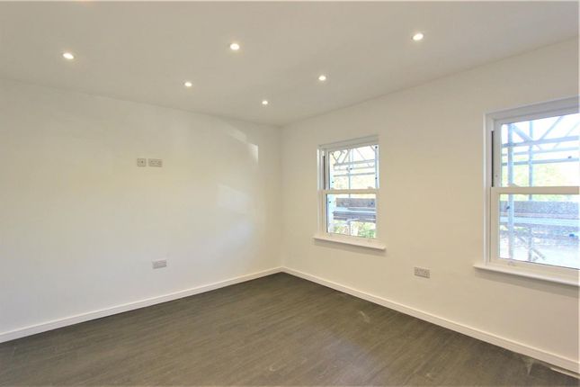 Thumbnail Flat to rent in Burdett Road, Limehouse