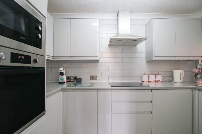 Willow Court, Reading Road, Wokingham photo 3