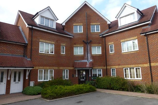 2 bed flat to rent in Guillemont Fields, Farnborough