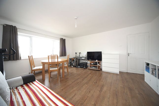 Flat for sale in Stockwood Crescent, Luton, Bedfordshire
