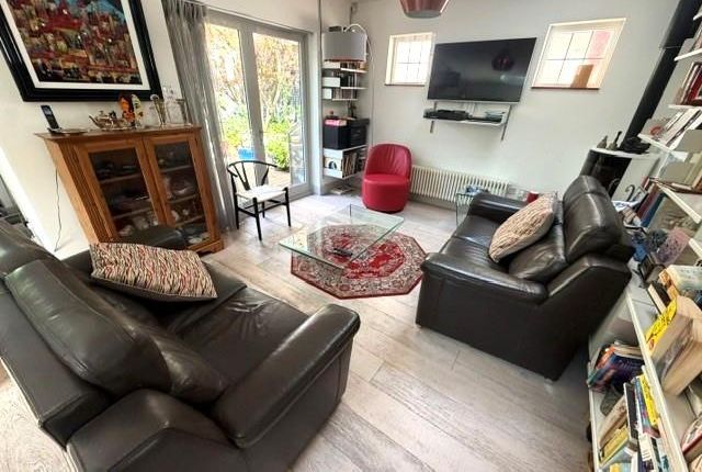 17, Lawrence Avenue, Mill Hill photo 2