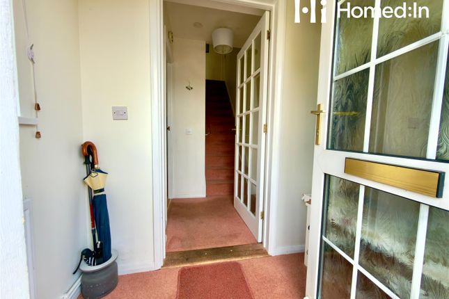 19, The Fieldings, Horsham photo 3