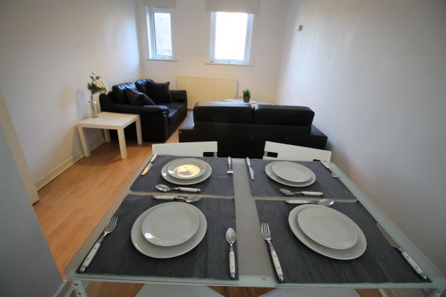 Flat 2, 22 Kelso Road, LS2 9PR, Leeds photo 2