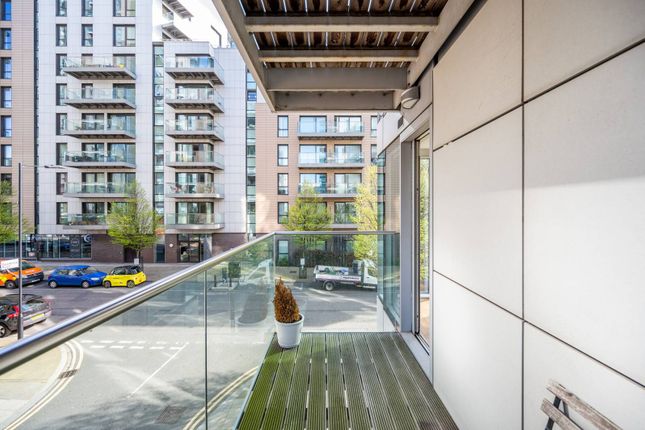 Flat for sale in Riverside Apartments, Manor House, London