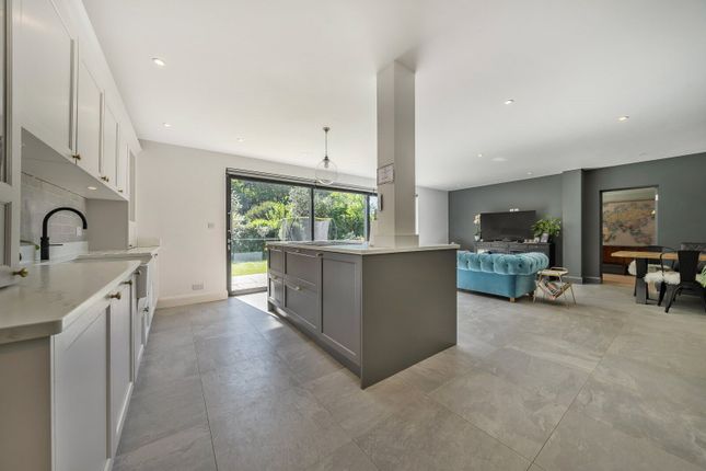 Knoll Brow, 10, Hinchley Close, Hinchley Wood photo 4