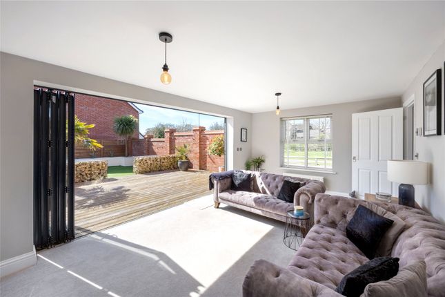5, Gladiolus Grove, West Sussex photo 3