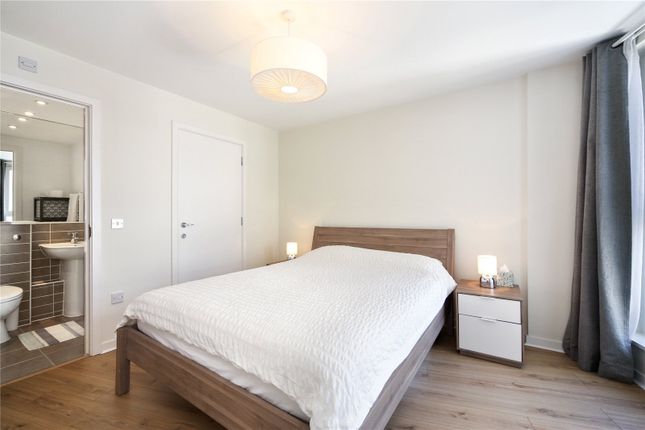 Flat to rent in Osiers Road, Putney, London