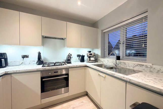 14, Gordons Way, Crawley photo 3