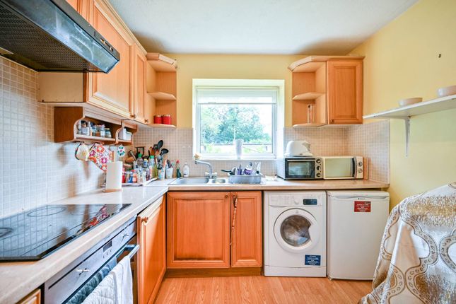 Flat for sale in Linden Grove, New Malden