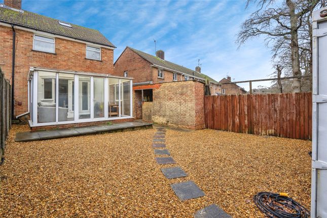 72, Bondfields Crescent, Hampshire photo 2