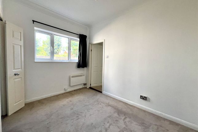 Flat 2, 14, Springfield Road, Surrey photo 4