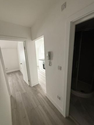 Flat D, 413 Roman Road, London photo 3