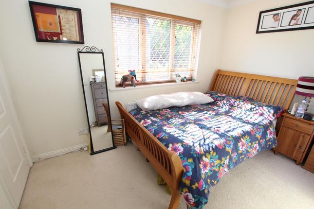 69, Strathcona Gardens, Woking photo 4