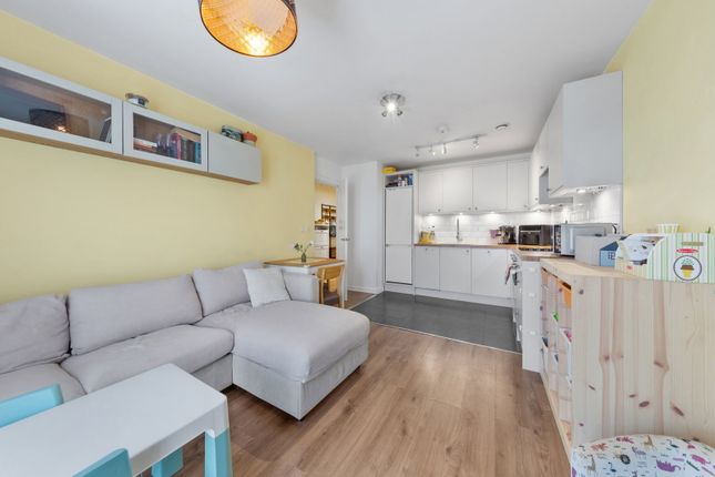 20 Shetland House, Clydesdale Way, London photo 2