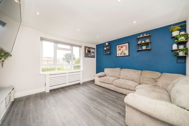 18 Pandora Court, South Bank, Surbiton photo 2