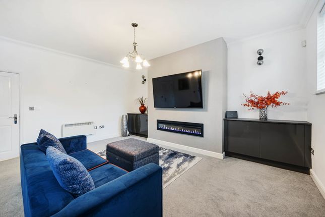 6 Swinhoe Place, culcheth, Warrington photo 3