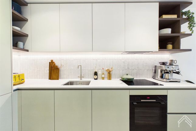10 Aviator Drive, The Maple, London photo 4