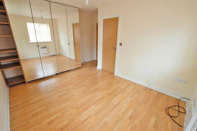 Flat to rent in Chalvey Road East, Slough