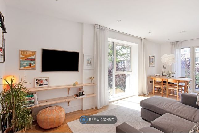 Flat to rent in Ada Lewis House, London