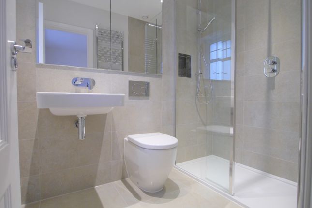 9, Dereham Way, Horsham photo 3