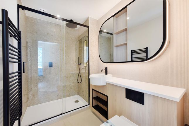 Flat 65, Lindley House, Henshaw Parade, London photo 4